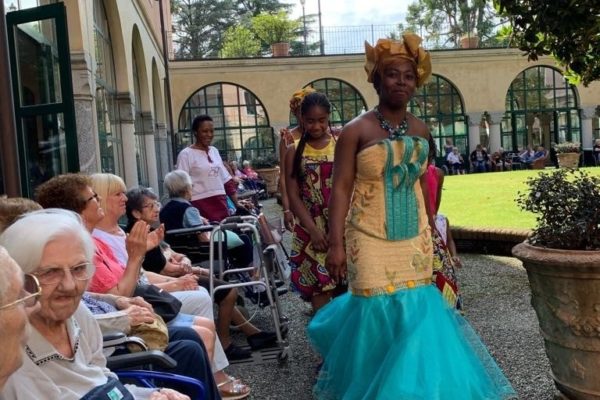 Ospiti e cultura africana a contronto, la sfilata dell'Rsa San Luigi Gonzaga